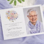 Invitación 60.ª Flower Party Flower Bouquet Photo Surprise<br><div class="desc">Un elegante ramo de flores de color acuático adorna la parte superior de esta invitación sorpresa de cumpleaños número 60. Las suaves flores pastel están adornadas con arte moderno y lineal. El nombre del celebrante del cumpleaños está escrito en un guión moderno y sencillo. Encontrarás señales a juego y una...</div>