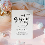 Invitación 60.ª tipografía de escritura moderna de B&W Birthd<br><div class="desc">Este diseño moderno, en blanco y negro, presenta la palabra "sesenta" en una caligrafía de estilo de escritura y una tipografía moderna y espaciada elegantemente, compuesta por fuentes serif clásicas. Las invitaciones se revertirán a un delicado patrón triangular repetitivo en gris negro y cromático. Adecuado para hombres o mujeres. Elija...</div>