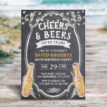 Invitación 60.º Cartón Rústico de Alegres y Cervezas<br><div class="desc">Saludos y cervezas Rustic Chalkboard Invitaciones de cumpleaños número 60.</div>