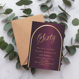 Invitación 60.º cumpleaños burgundy script de arco de oro ele