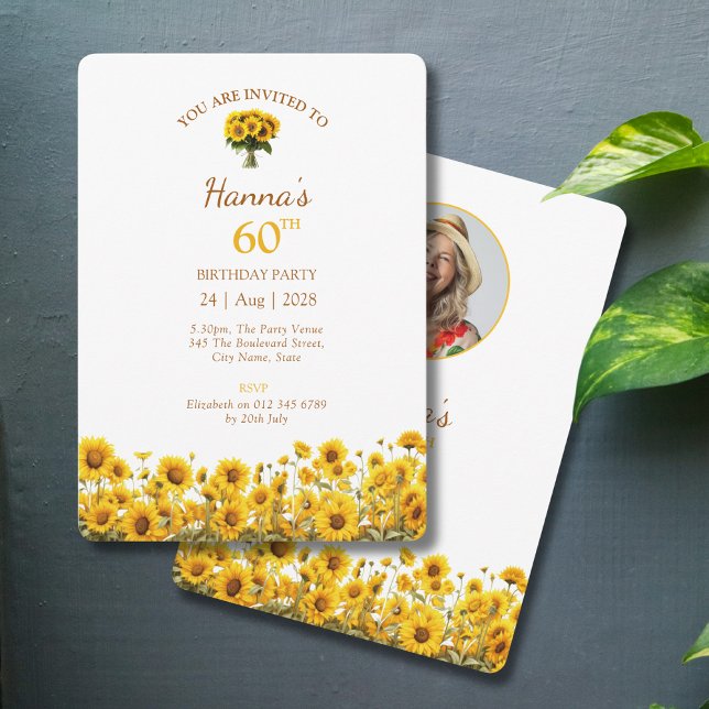 Invitación 60.º cumpleaños Foto floral de girasol rústico (Sunflower 60th birthday party invitations on a grey background)