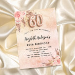 Invitación 60.º cumpleaños pampas rosa flores lujo<br><div class="desc">Un fondo de color oro rosa,  color rosa oscuro,  fino y de aspecto metálico. Decorada con rosa de oro y flores rosadas,  rosas,  pampas hierba. Personalice y agregue un nombre y detalles del fiesta. El número 60 se escribe con un tipo de letra de estilo globo.</div>