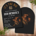 Invitación 60.º Gorra Boots Masculine<br><div class="desc">El Gorra Boots Masculine Invitation,  de cumpleaños número 60,  presenta un par de botas de vaquero de cuero negro con un gorra de vaquero marrón cubierto por encima. Personalice editando el texto o eliminándolo en los cuadros de texto. Creado por Evco Studio www.zazzle.com/store/evcostudio</div>