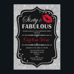 Invitación 60 Aniversario - Sesenta Fabulosa Plata Roja Negra<br><div class="desc">60.ª Invitación de cumpleaños. Elegante diseño blanco negro con una falsa plata purpurina. Incluye el beso de labios rojos,  el diseño y el tipo de letra del guión. Perfecto para una elegante fiesta de cumpleaños. ¡Sesenta Fabuloso! Mándame un mensaje si necesitas más personalización.</div>