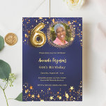 Invitación 60 años estrellas de oro azul marino foto lujo<br><div class="desc">Una moderna y elegante invitación fotográfica para una fiesta de cumpleaños número 60. Un fondo azul marino,  decorado con estrellas doradas. El color azul es desigual. Personalice y agregue los detalles de su foto y fiesta.</div>