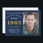 Invitación 60 cumpleaños 1963 Nombre Foto Oro Azul<br><div class="desc">Para los que celebran su cumpleaños, tenemos la invitación ideal para la fiesta de cumpleaños con la oportunidad de añadir una foto. El fondo azul con un diseño de tipografía blanca y dorada es sencillo y elegante. Personalizar fácilmente el texto de este regalo de cumpleaños usando la plantilla proporcionada. Buscar...</div>