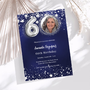 Invitación 60° cumpleaños estrellas de plata azul marino