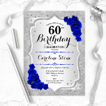 Invitación 60° cumpleaños - Rosas azules de rayas plateadas<br><div class="desc">60.ª Invitación de cumpleaños. Elegante diseño floral en plata y azul real. Presenta franjas de plata purpurina falsas,  rosas de zafiro con letra de guión elegante y confeti. Perfecto para una fiesta de cumpleaños glam.</div>