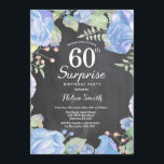 Invitación 60.o cumpleaños de la sorpresa floral azul<br><div class="desc">60.a invitación del cumpleaños de la sorpresa floral azul botánica. Invitación floral del cumpleaños de los Peonies de los rosas para las mujeres. Flor floral de la acuarela. Flores color de rosa y del Peony elegantes. Cumpleaños adulto. Antecedentes de la pizarra. Blanco y negro. décimotercero décimo quinto décimosexto décimo octavo...</div>