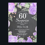 Invitación 60.o cumpleaños de la sorpresa floral púrpura<br><div class="desc">60.a invitación del cumpleaños de la sorpresa floral púrpura botánica. Invitación rosada floral del cumpleaños de los Peonies para las mujeres. Flor floral de la acuarela. Flores color de rosa y del Peony rosadas elegantes. Cumpleaños adulto. Antecedentes de la pizarra. Blanco y negro. décimotercero décimo quinto décimosexto décimo octavo vigésimo...</div>