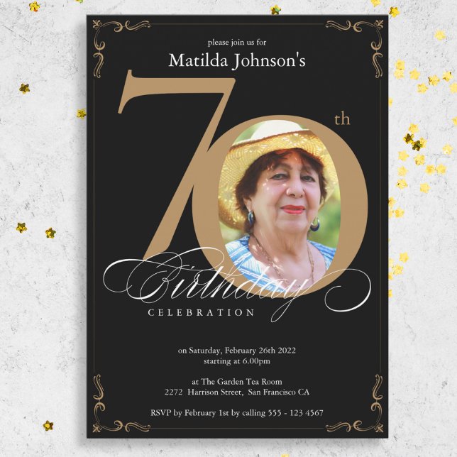 Invitación 70.ª caligrafía elegante de oro negro Cumpleaños (Black Gold Elegant Photo 70th Birthday Party Invitation)