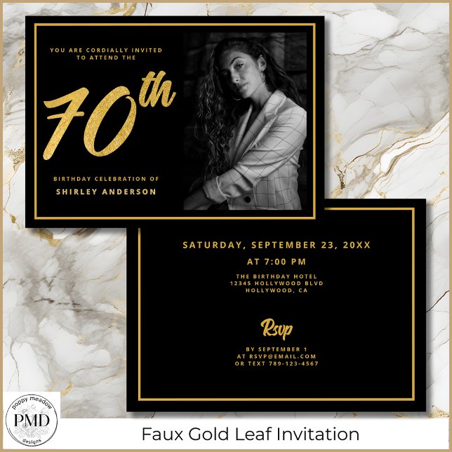 Invitación 70.ª foto de cumpleaños Black Faux Gold Elegant (70th Birthday Photo Black and Faux Gold Leaf Elegant Invitation with Party Details on the Back.)