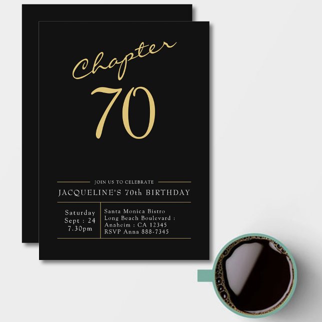 Invitación 70.º cumpleaños Dorado Moderno Script Negro (Chapter 70th. 70th Birthday black and gold birthday invitation with name and age.)