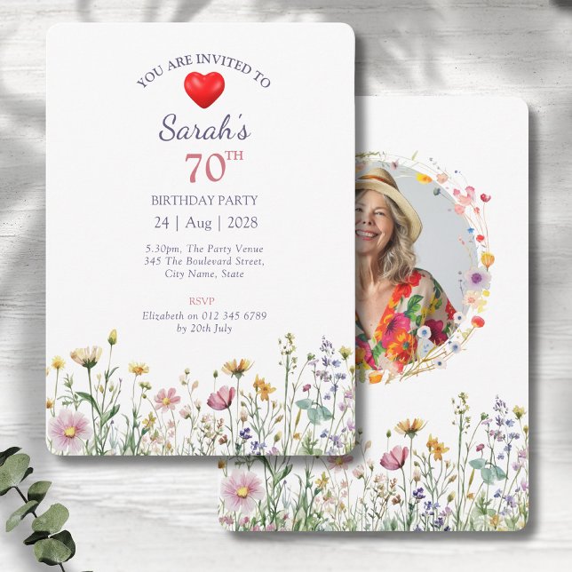 Invitación 70.º cumpleaños Jardín Floral Wild Meadow Photo (70th birthday party invitations with a wild garden meadow floral design on a grey wood background)