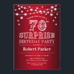 Invitación 70.º cumpleaños sorpresa - Blanco rojo negro<br><div class="desc">Sorpresa 70.ª Invitación a la fiesta de cumpleaños. Diseño blanco rojo negro con luces de cuerda de hadas. Elegante diseño perfecto para la elegante celebración sorpresa del cumpleaños.</div>