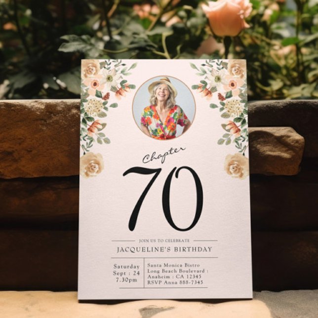 Invitación 70.º Fiesta de fotografía floral de cumpleaños (Custom 70th birthday floral photo template invitation in a garden setting)