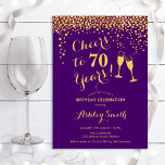 Invitación 70 Aniversario - Saludos A Los 70 Años Del Púrpura<br><div class="desc">70.ª Invitación de cumpleaños. ¡Saludos A 70 Años! Elegante diseño en morado y dorado. Incluye gafas de champán,  letra de guión y confeti. Perfecto para una elegante fiesta de cumpleaños. Personaliza con tus propios detalles. Se puede personalizar para mostrar cualquier edad.</div>