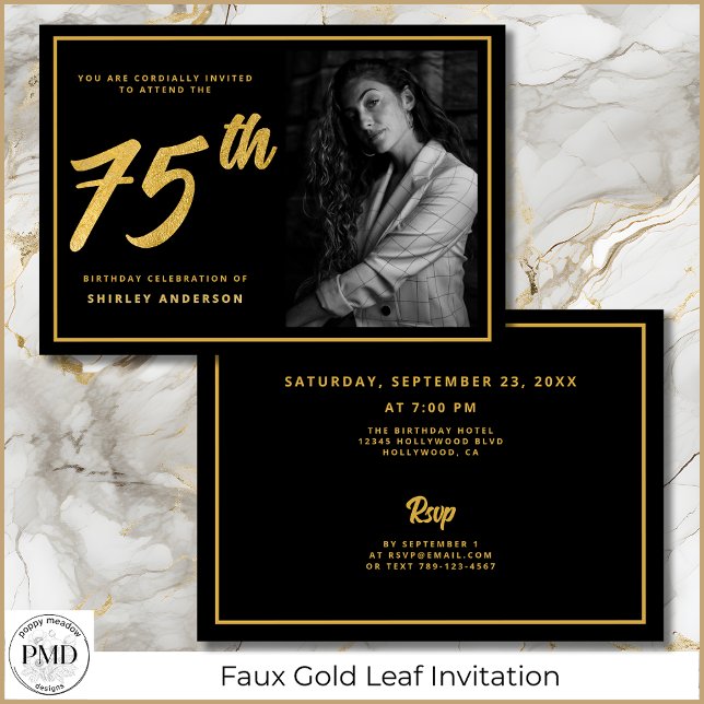 Invitación 75.º cumpleaños Elegante foto Black Faux Gold Leaf (75th Birthday Elegant Photo Black and Faux Gold Leaf Invitation with Party Details on the Back.)