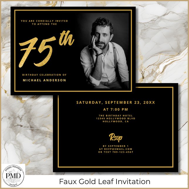 Invitación 75.º cumpleaños elegante foto oro negro (70th Birthday Black and Gold Photo Invitation with Faux Gold Leaf, Party Details on the Back.)