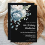 Invitación 75 años de las mujeres negras con flores blancas a<br><div class="desc">Hermosa acuarela azul y blanca sobre la postal de la fiesta de cumpleaños 75 de las mujeres negras. El texto es totalmente personalizable,  por lo que esta tarjeta se puede diseñar para cualquier edad. Contáctame para obtener ayuda sobre la personalización o para solicitar productos coincidentes.</div>