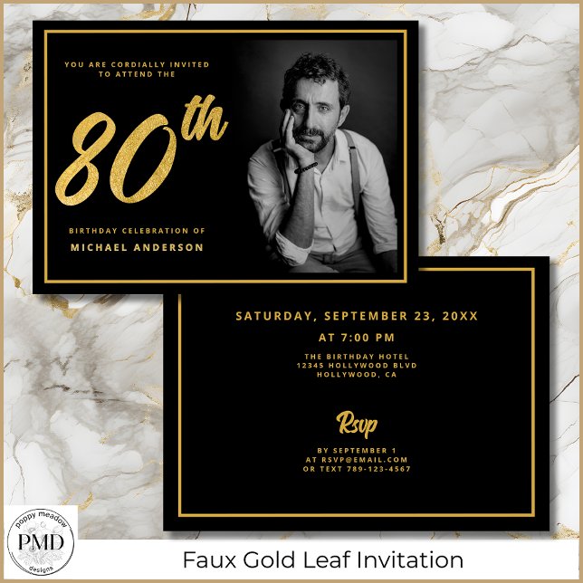 Invitación 80.º cumpleaños elegante foto oro negro (70th Birthday Black and Gold Photo Invitation with Faux Gold Leaf, Party Details on the Back.)