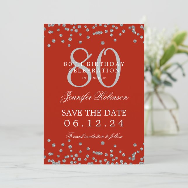 Invitación 80.º cumpleaños Silver Save Date Confetti Red (Anverso de pie)