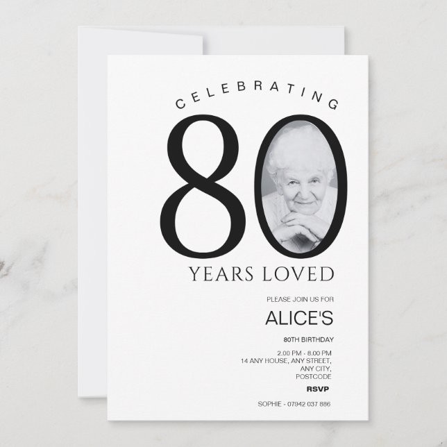 Invitación 80° cumpleaños con foto en número, blanco y negro (Anverso)