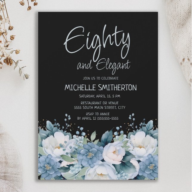 Invitación 80 y elegante azul turbio azul floral negro (Eighty and Elegant 80th birthday party invitation with dusty blue and white flowers on black)