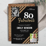 Invitación 80 y Fabulous Gold Purpurina 2 Photo 80th Birthday<br><div class="desc">80 y Fabulous Gold Purpurina 2 Photo 80th Birthday Surprise Party Invitación. Moderna y elegante invitación de cumpleaños negra y falsa purpurina de oro para ella. Añade tus fotos - puedes usar una foto antigua y una nueva. Puede cambiar todo el texto.</div>