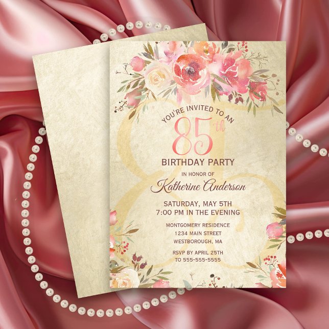 Invitación 85.º cumpleaños Floral Roses rosadas Fiesta de bañ (Vintage 85th Birthday Party Invitation with pink roses and a gold shimmer background.)