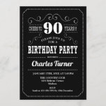 Invitación 90.ª fiesta de cumpleaños - Blanco negro<br><div class="desc">Invitación a la fiesta de cumpleaños número 90. Elegante diseño retro en blanco y negro con diseño de pizarra y fuente de guión. ¡Saludos a 90 años! Mándame un mensaje si necesitas más personalización.</div>