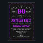 Invitación 90.ª fiesta de cumpleaños - Púrpura Negro<br><div class="desc">Invitación a la fiesta de cumpleaños número 90. Elegante diseño retro negro,  morado y blanco con diseño de pizarra y fuente de escritura. ¡Saludos a 90 años! Mándame un mensaje si necesitas más personalización.</div>