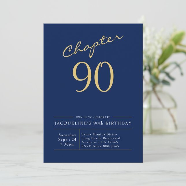 Invitación 90.º cumpleaños Dorado guión moderno azul (Anverso de pie)