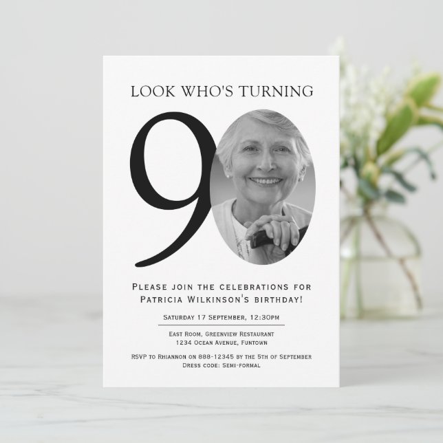 Invitación 90.º cumpleaños elegante de fotos en blanco y negr (Anverso de pie)
