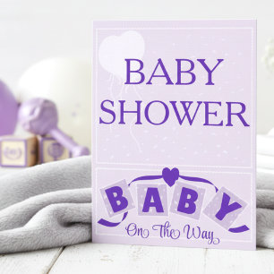 Invitación a baby shower con bloques azules y mora