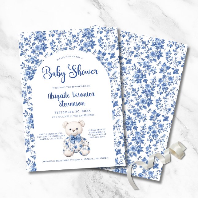 Invitación a Baby Shower de Blue Toile (Elegant Blue Toile Baby Shower Invitation with Teddy Bear, Couple Names, Parents to Be or Mom to Be.)