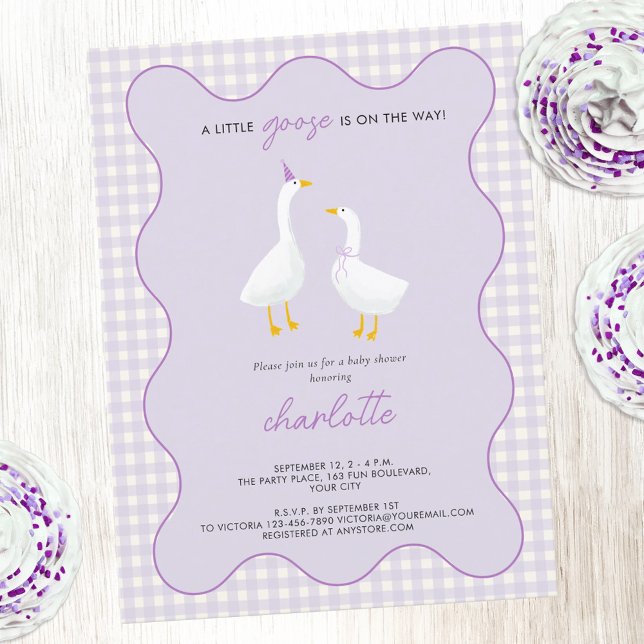 Invitación a Baby Shower de Little Goose Gingham L (A little goose is on the way cute geese themed pastel lilac purple gingham check baby shower invite)