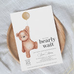 Invitación a Baby Shower de Teddy Bear<br><div class="desc">Una ducha de bebé neutra de género "podemos esperar" con una invitación que incluye un oso de peluche y un globo beige. Elementos coincidentes disponibles en la colección Temática de Baby Shower de Teddy Bear.</div>