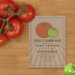 Invitación a Baby Shower de tomate rojo y verde cu<br><div class="desc">El mercado rústico de granjeros inspiró un tema neutro de ducha de bebé de género con un tomate rojo y verde sobre fondo inspirado en el material de cartón con texto verde y negro.</div>