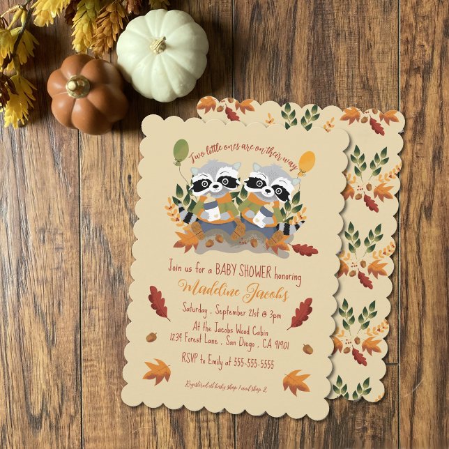 Invitación a Baby Shower de Twin Raccoons Woodland (Adorable raccoons autumn baby shower invitation for twin boys or girls .)