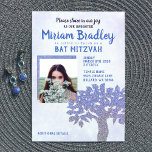 Invitación a Bat Mitzvah de árbol Purpurina azul y<br><div class="desc">¡Coincide fácilmente con los colores del texto en tu foto en esta hermosa invitación purpurina azul y plateado! Celebra tu Bat Mitzvah con el tema del árbol de la vida,  azul cielo y tímido. ¡No te olvides de la decoración estática y fiesta!</div>