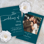 Invitación a casamiento de foto manuscrita manuscr<br><div class="desc">Celebra tu amor con esta elegante invitación a una boda fotográfica con un rico fondo verde azulado, caligrafía moderna y una foto personal de la pareja. El elegante guión manuscrito combinado con fuentes serif limpias crea una invitación minimalista pero sincera. Perfecto para los bodas modernos con un toque romántico. Personalizable...</div>