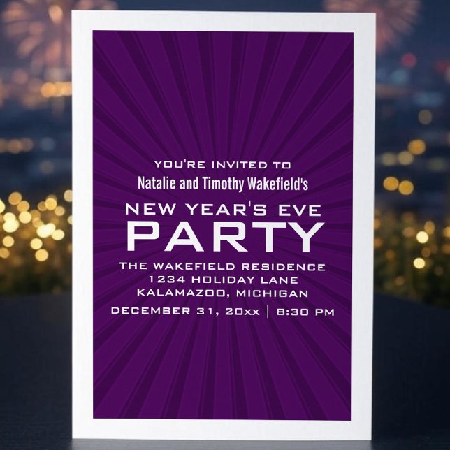 Invitación a Fiesta de Año Nuevo con rayas moradas (Purple Starburst Stripes New Years Party Invite)