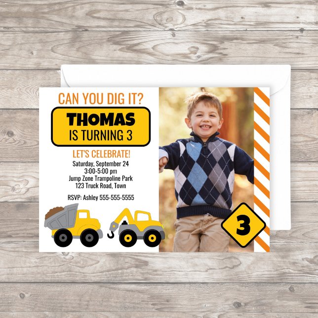 Invitación a fiesta de cumpleaños de construcción (Construction Birthday Party Invitation with yellow construction trucks and road signs)