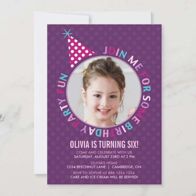 Invitación a fiesta de cumpleaños de Gorras morado (Anverso)
