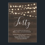 Invitación a fiesta de cumpleaños de mujer - Rústi<br><div class="desc">Luces de cuerda sobre un fondo rústico de madera complementado con una hermosa caligrafía.</div>