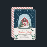 Invitación a fiesta de feriado de Navidades de gra<br><div class="desc">Esta encantadora invitación a la fiesta de Navidades incluye un globo de nieve con granero,  muñeco de nieve y caballo sobre un fondo de crema. El lado inverso presenta un fondo blanco con rayas diagonales rosadas. Personalízalo para tus necesidades. Puedes encontrar productos coincidentes en mi tienda.</div>