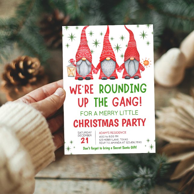 Invitación a fiesta para Navidades de vacaciones d (We're Rounding up the Gang Gnomes Fun Holiday Christmas Party Invitation)