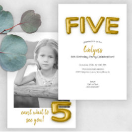 Invitación a foto de quinto cumpleaños con globo d