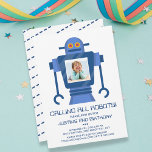Invitación a foto de Robot Birthday Party Theme Bo<br><div class="desc">Celebra a tu hijo de cumpleaños con esta divertida invitación temática de Robot con su foto enmarcada por un robot azul. Añada más detalles de su fiesta al personalizar.</div>